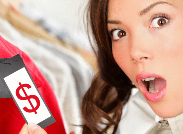 Consultor explicando cómo rebatir la objeción de precio a un cliente.